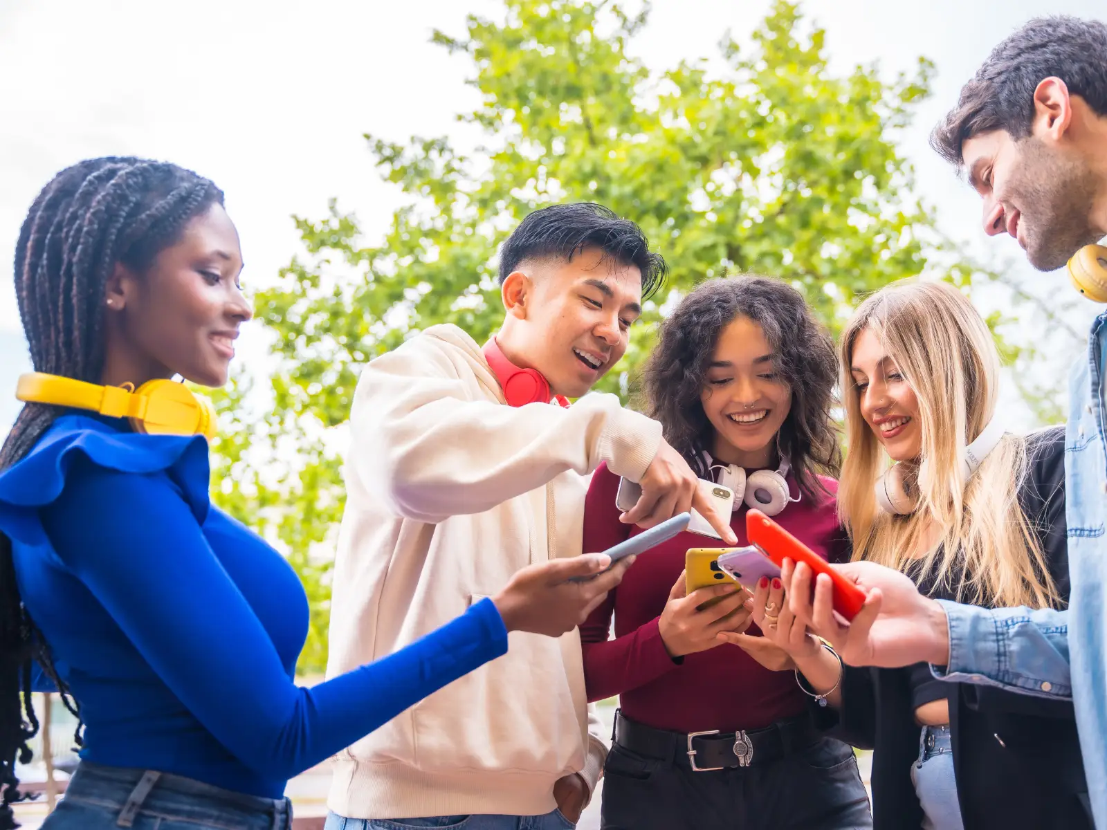 La génération Z devant leurs smartphones - consommation e-commerce