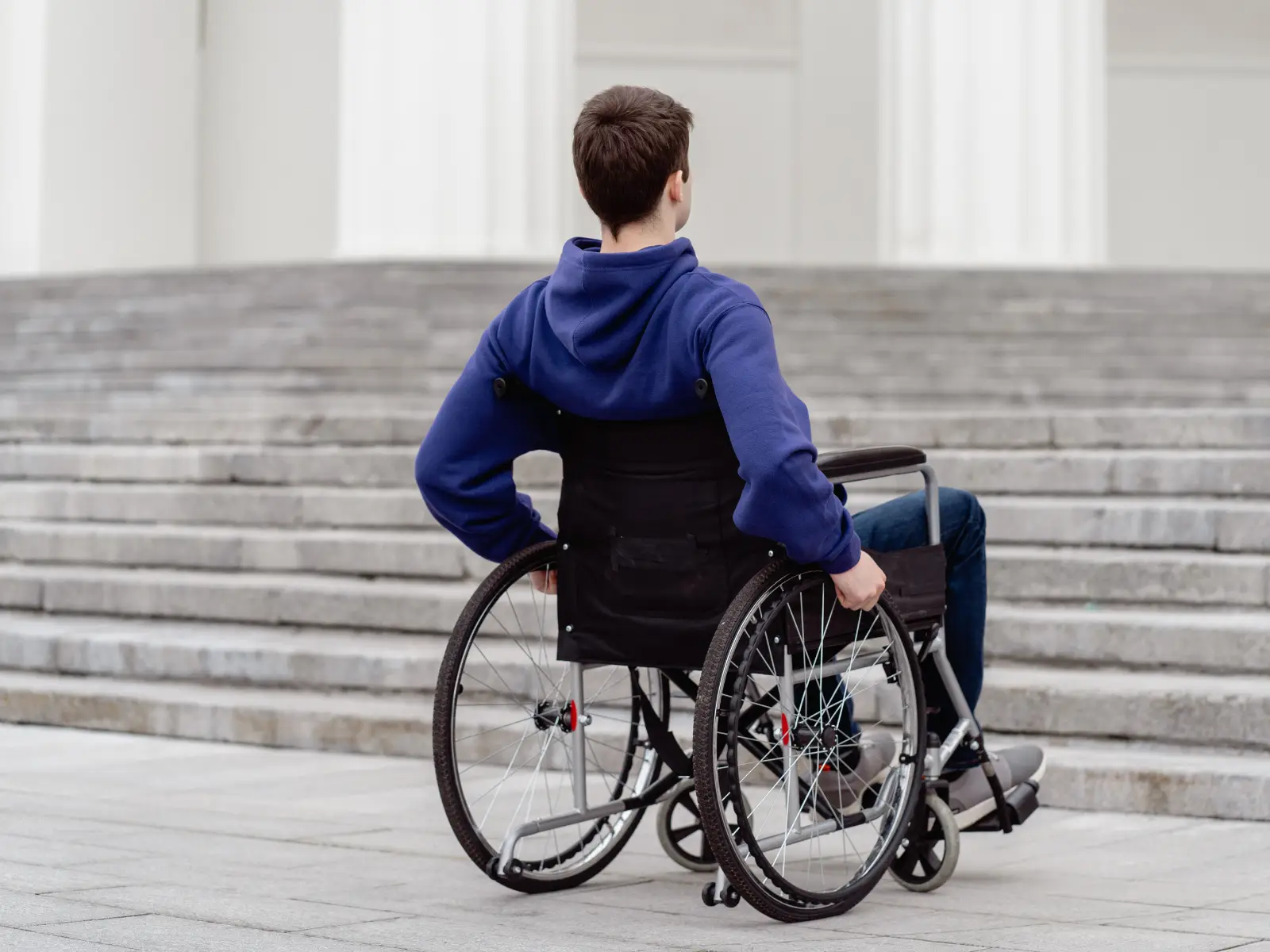 Personne en situation de handicap se rendant dans un commerce de proximité